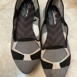 Skechers flats black and white sz 10